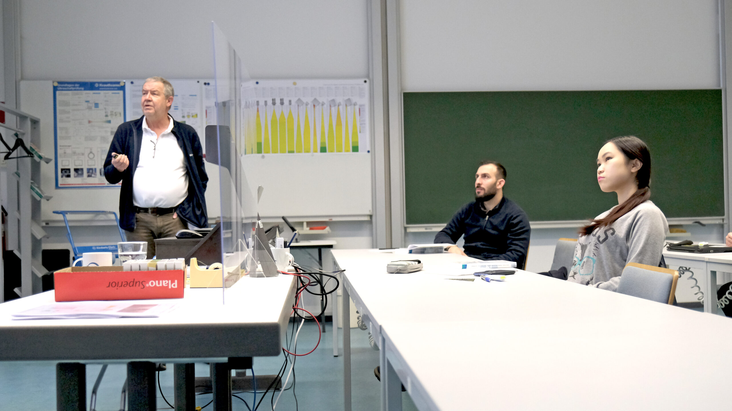 Dr. Matthias Purschke hält Vorlesung über Durchstrahlungsprüfung